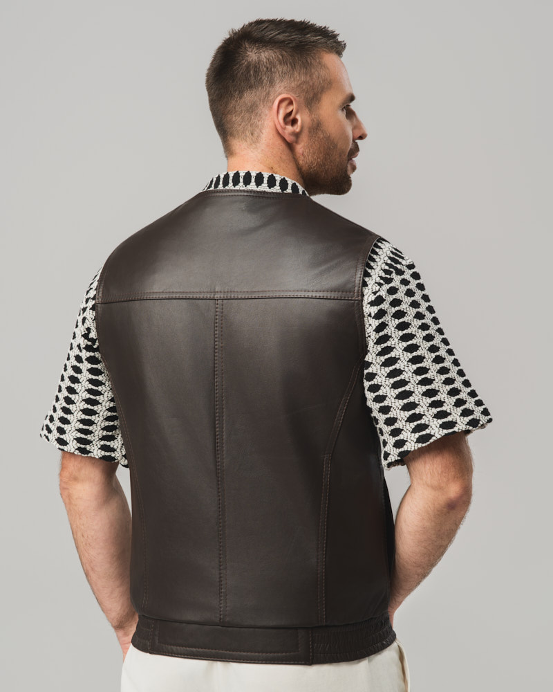 Brązowa skórzana kamizelka męska z wieloma kieszeniami i zamkiem