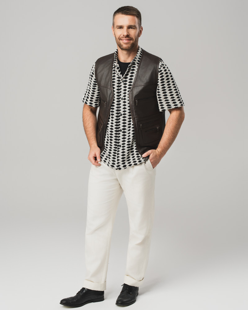 Brązowa skórzana kamizelka męska z wieloma kieszeniami i zamkiem