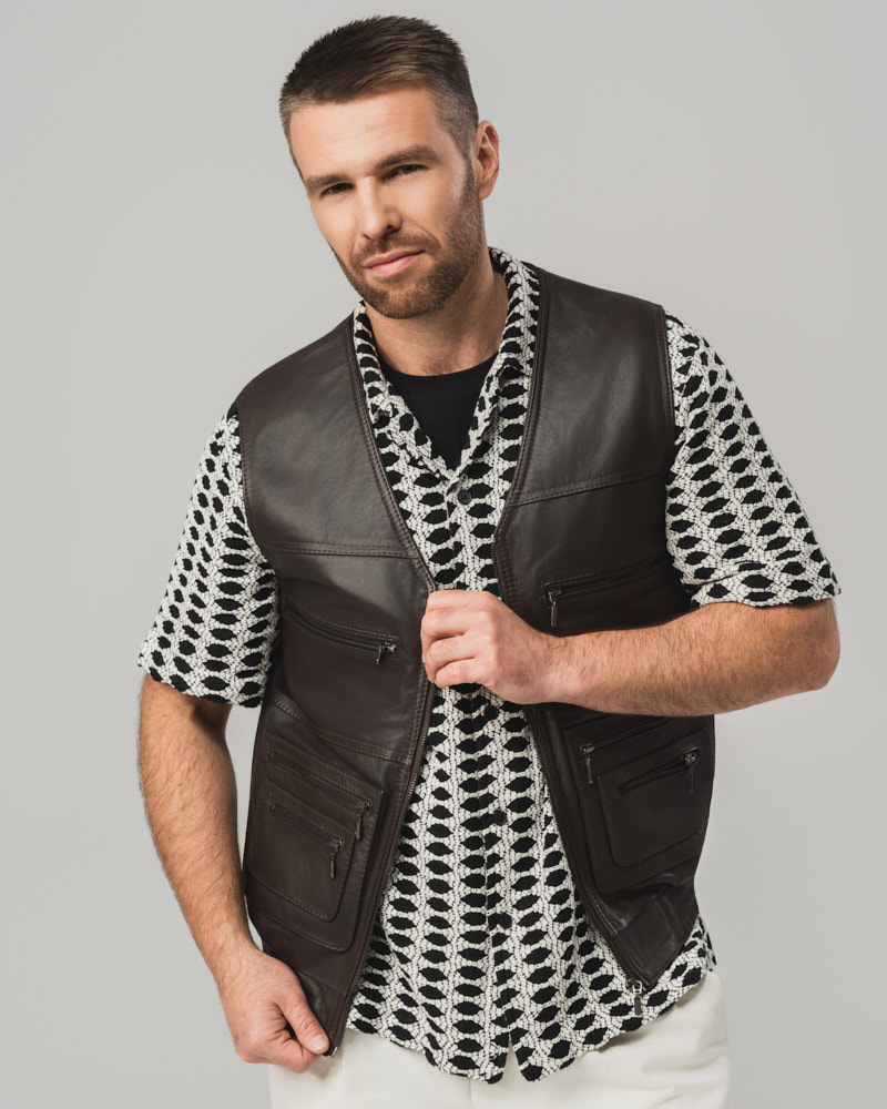 Brązowa skórzana kamizelka męska z wieloma kieszeniami i zamkiem