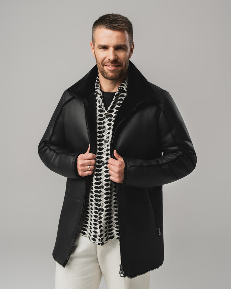 Czarny kożuch męski z naturalnej skóry z futrzanym kołnierzem i zamkiem