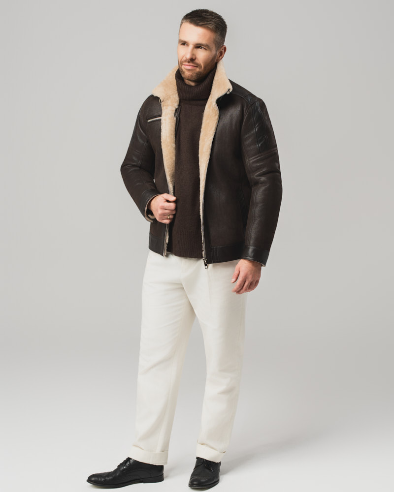 Brązowy kożuch męski z naturalnej skóry z jasnym futrem i zamkami