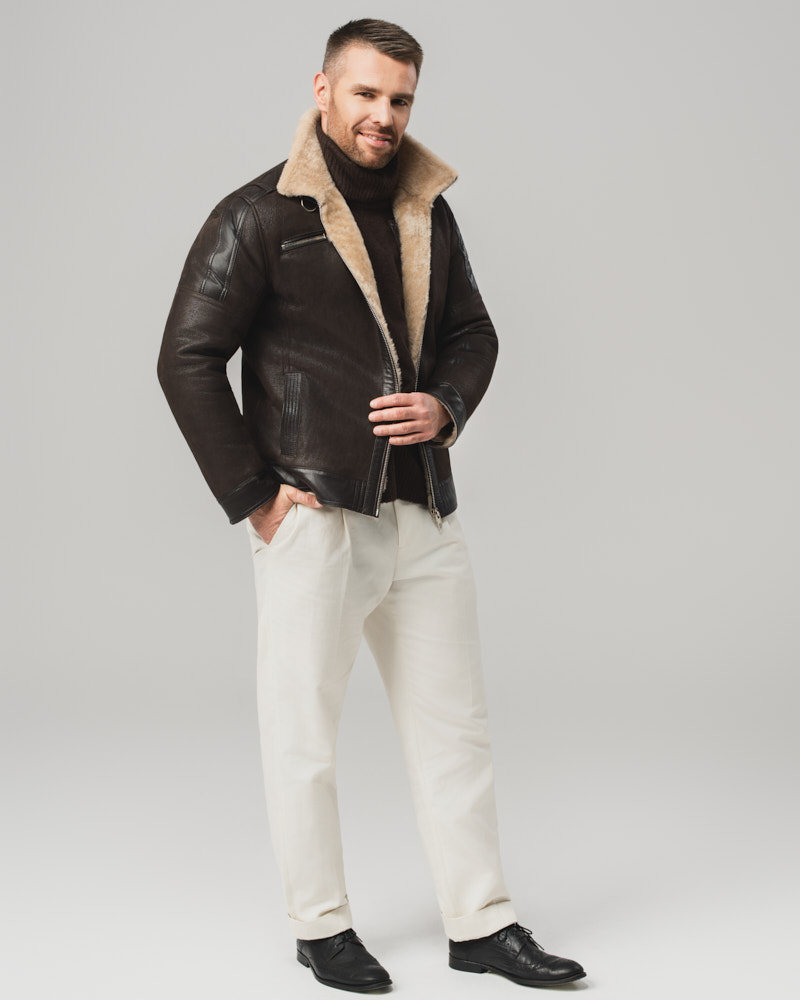 Brązowy kożuch męski z naturalnej skóry z jasnym futrem i zamkami