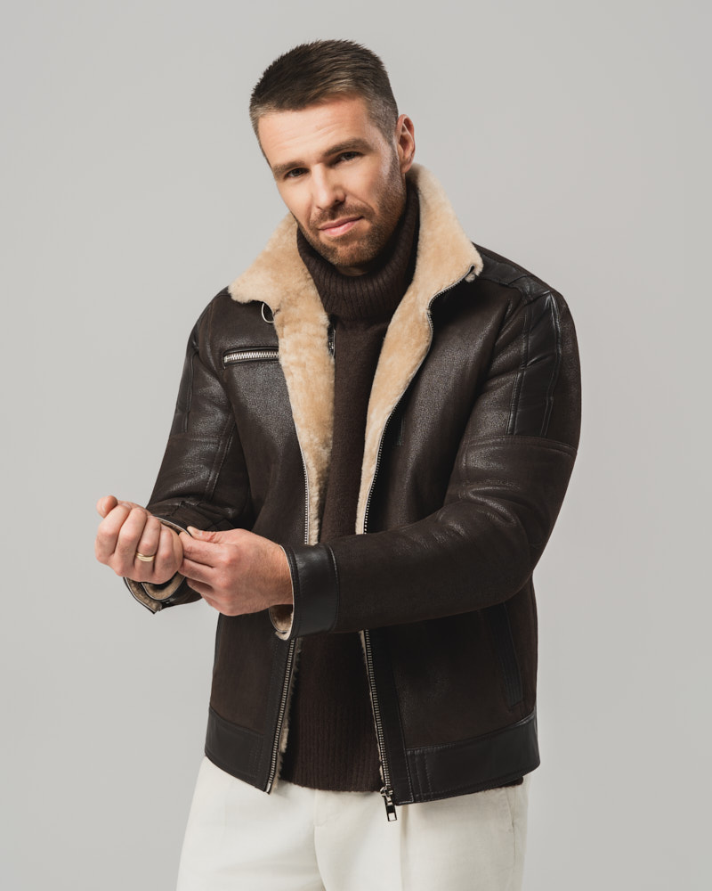 Brązowy kożuch męski z naturalnej skóry z jasnym futrem i zamkami