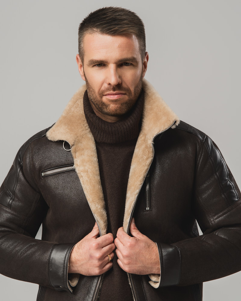 Brązowy kożuch męski z naturalnej skóry z jasnym futrem i zamkami