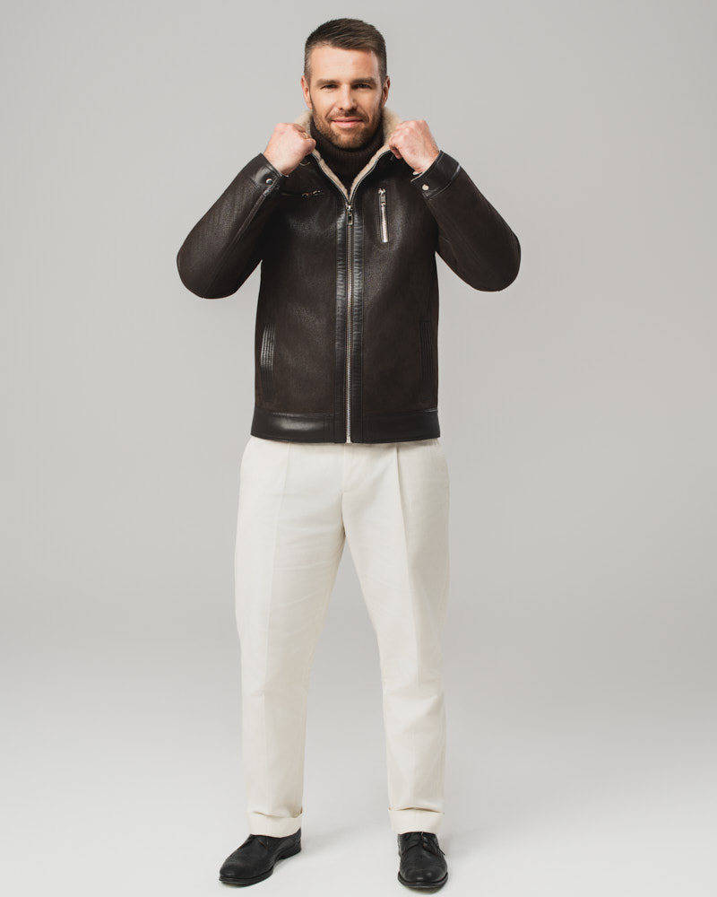 Brązowy kożuch męski z naturalnej skóry z jasnym futrem i zamkami