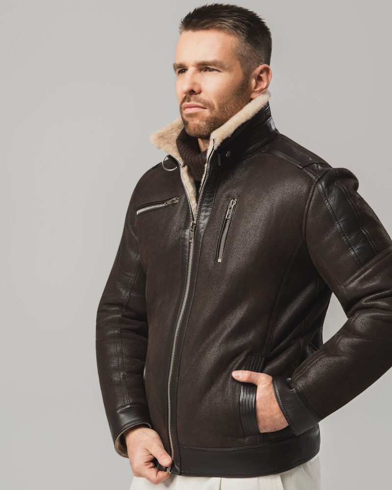 Brązowy kożuch męski z naturalnej skóry z jasnym futrem i zamkami