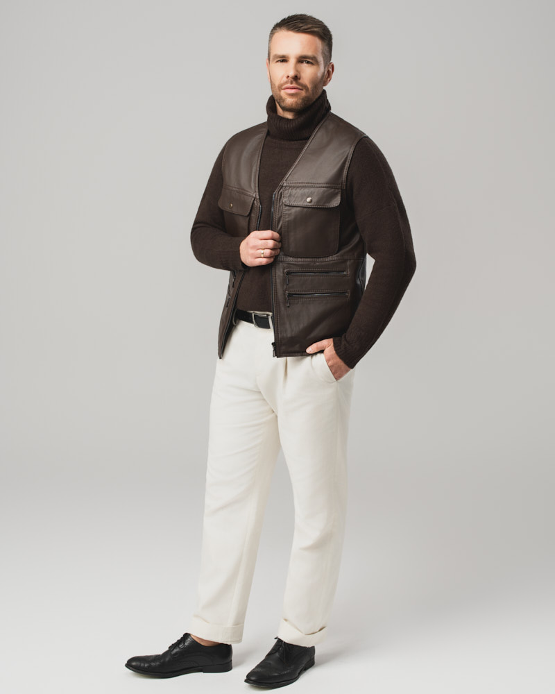 Brązowa skórzana kamizelka męska z kieszeniami i zamkiem