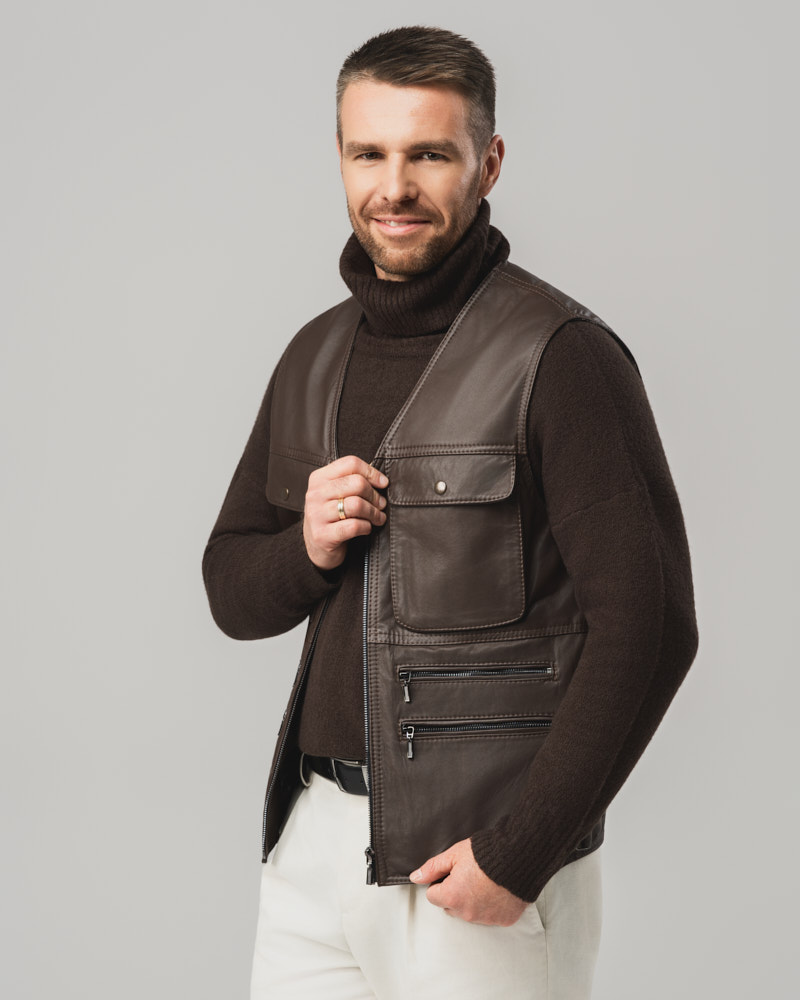 Brązowa skórzana kamizelka męska z kieszeniami i zamkiem