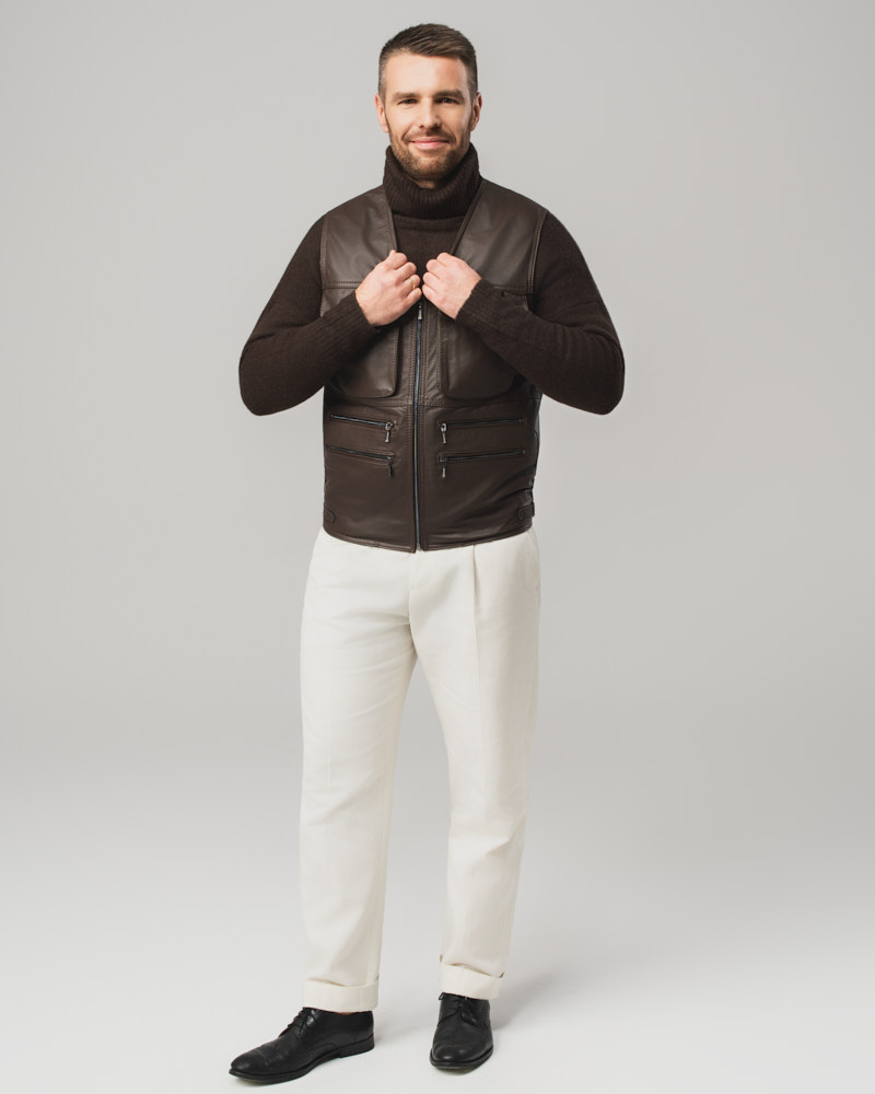 Brązowa skórzana kamizelka męska z kieszeniami i zamkiem