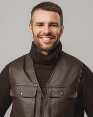 Brązowa skórzana kamizelka męska z kieszeniami i zamkiem