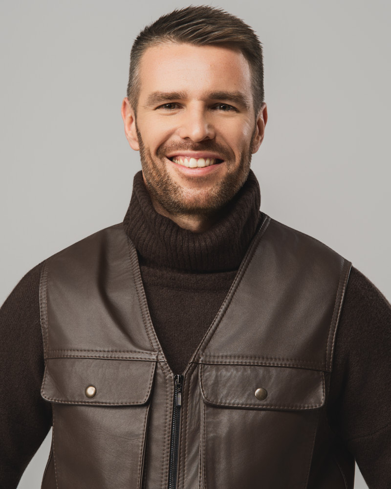 Brązowa skórzana kamizelka męska z kieszeniami i zamkiem