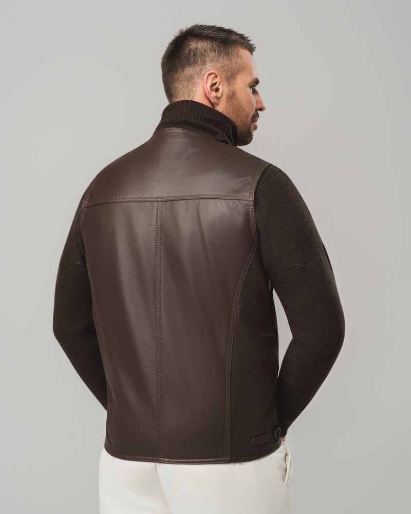 Brązowa skórzana kamizelka męska z kieszeniami i zamkiem