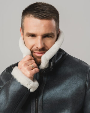 Czarny kożuch męski pilotka z jasnym futrem i kołnierzem