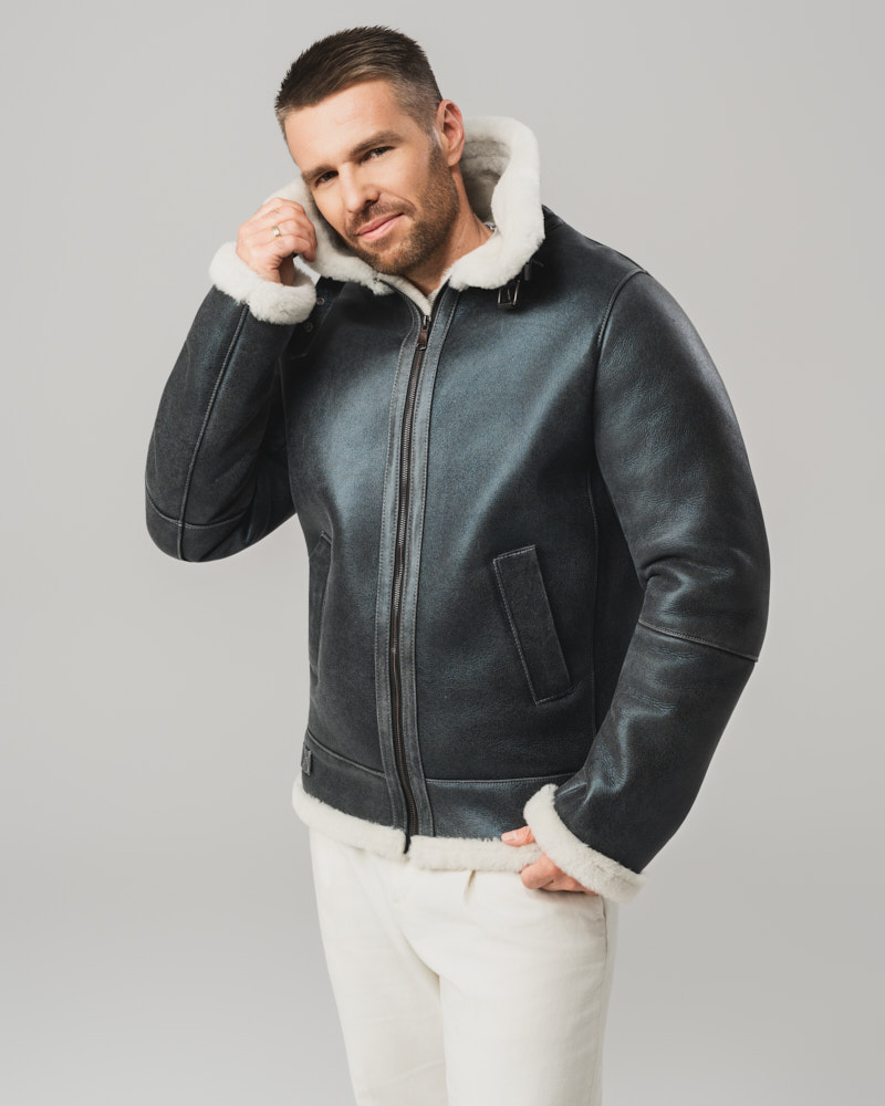 Czarny kożuch męski pilotka z jasnym futrem i kołnierzem