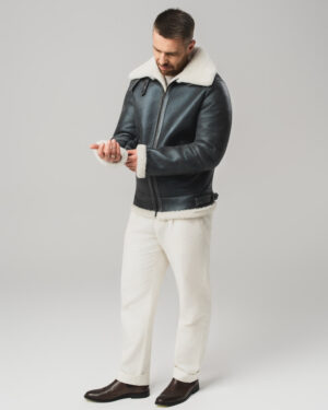 Czarny kożuch męski pilotka z jasnym futrem i kołnierzem