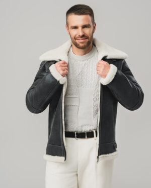 Czarny kożuch męski pilotka z jasnym futrem i kołnierzem