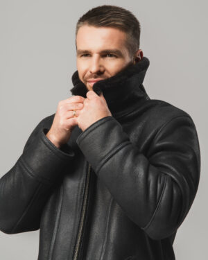 Czarny kożuch męski z naturalnej skóry z futrzanym kołnierzem