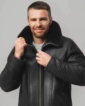 Czarny kożuch męski z naturalnej skóry z futrzanym kołnierzem