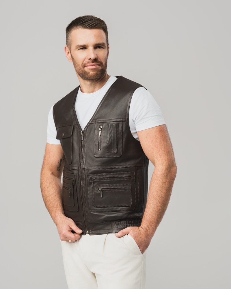 Brązowa skórzana kamizelka męska z kieszeniami i zamkiem