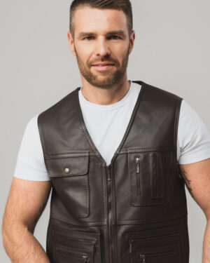 Brązowa skórzana kamizelka męska z kieszeniami i zamkiem