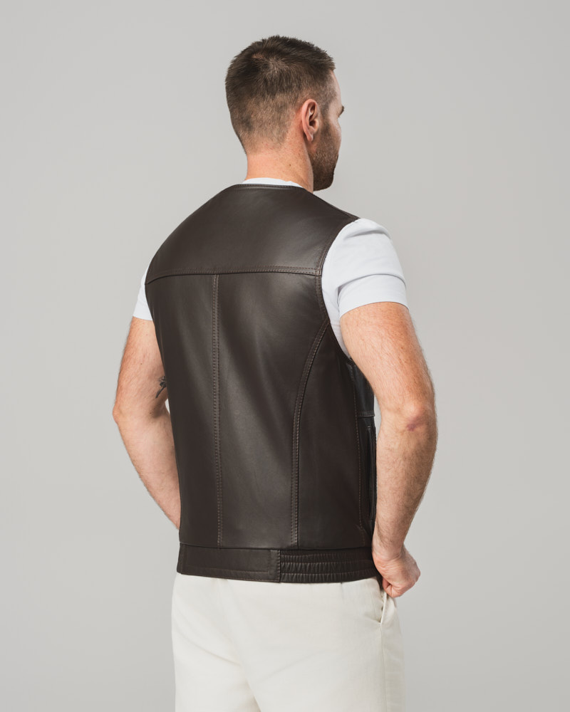 Brązowa skórzana kamizelka męska z kieszeniami i zamkiem