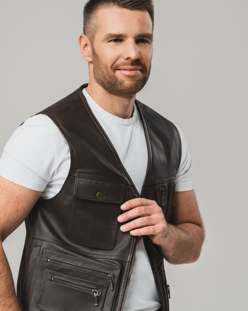 Brązowa skórzana kamizelka męska z kieszeniami i zamkiem