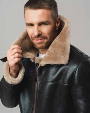 Czarny kożuch męski pilotka z naturalnej skóry z jasnym futrem