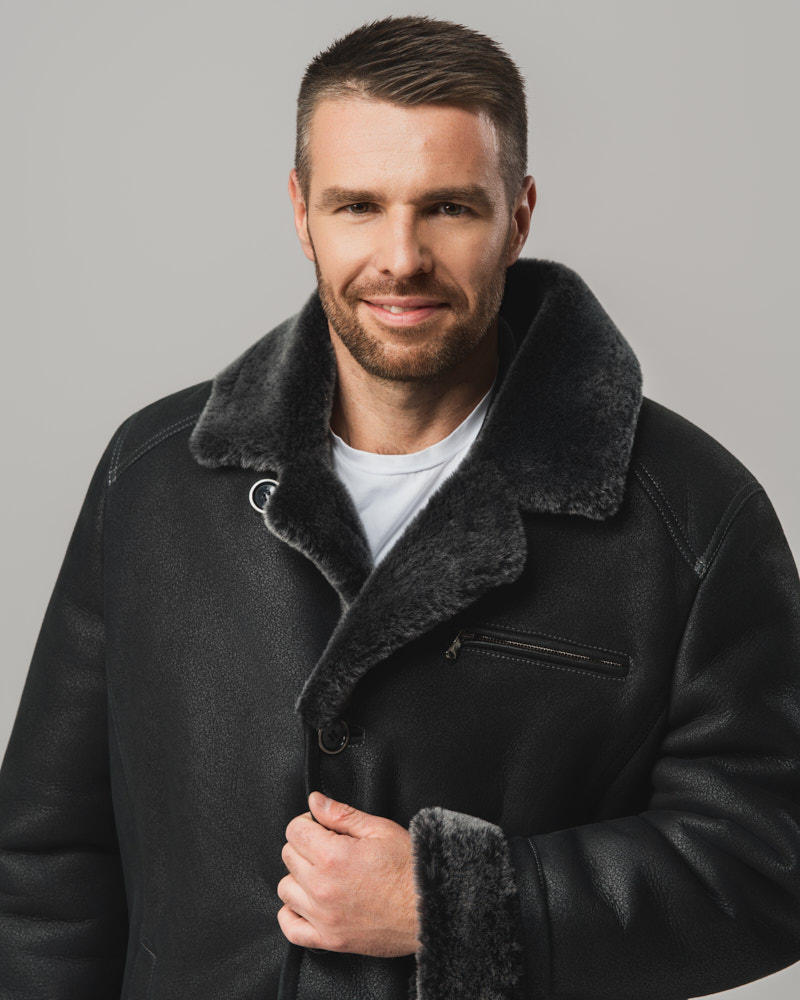 Czarny kożuch męski z naturalnej skóry z kołnierzem z futra