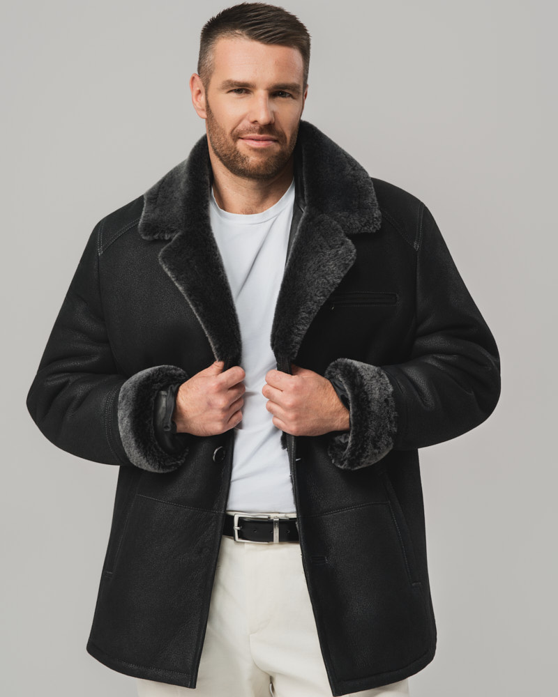 Czarny kożuch męski z naturalnej skóry z kołnierzem z futra