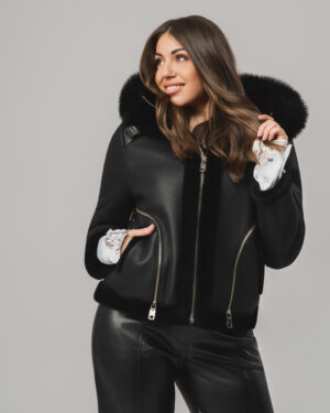 Czarny kożuch damski z naturalnej skóry z futrem i kapturem