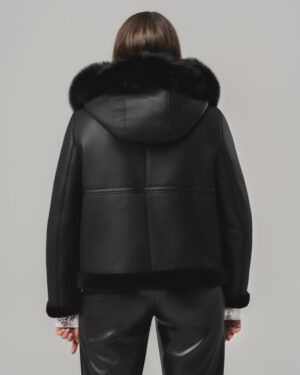 Czarny kożuch damski z naturalnej skóry z futrem i kapturem