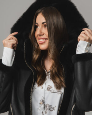 Czarny kożuch damski z naturalnej skóry z futrem i kapturem