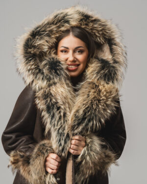 Damski kożuch naturalny z futrem – długi brązowy kożuszek EMORIS