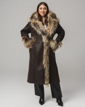 Damski kożuch naturalny z futrem – długi brązowy kożuszek EMORIS
