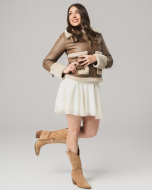 Beżowy kożuch damski z naturalnej skóry z futrem i złotymi detalami