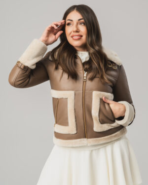 Beżowy kożuch damski z naturalnej skóry z futrem i złotymi detalami