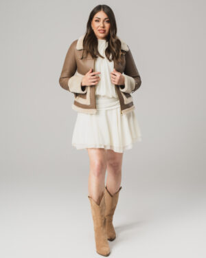 Beżowy kożuch damski z naturalnej skóry z futrem i złotymi detalami