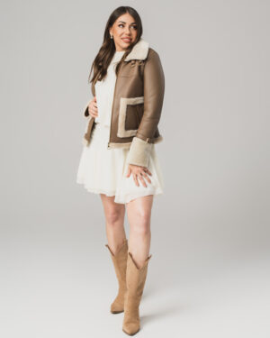 Beżowy kożuch damski z naturalnej skóry z futrem i złotymi detalami