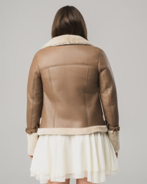 Beżowy kożuch damski z naturalnej skóry z futrem i złotymi detalami