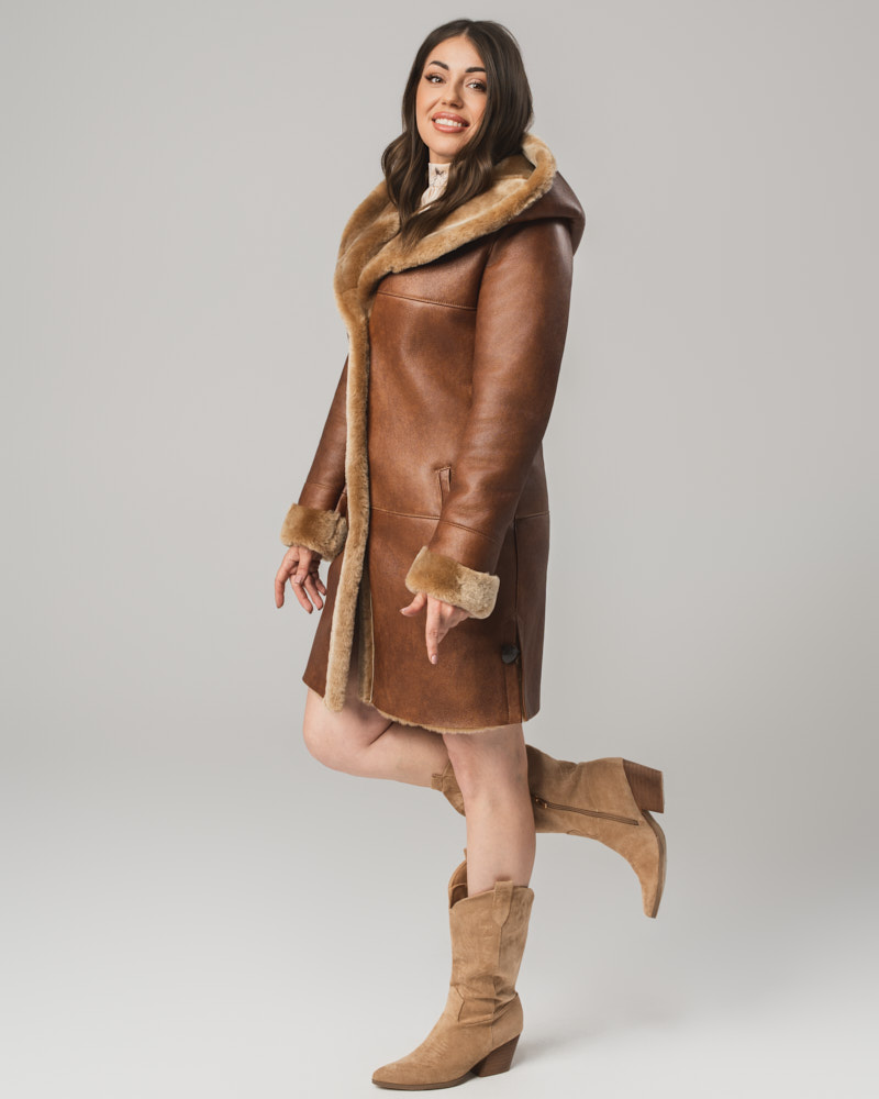 Brązowy kożuch damski z naturalnej skóry i futrem – klasyczny kożuszek EMORIS