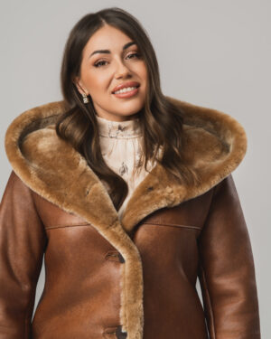 Brązowy kożuch damski z naturalnej skóry i futrem – klasyczny kożuszek EMORIS