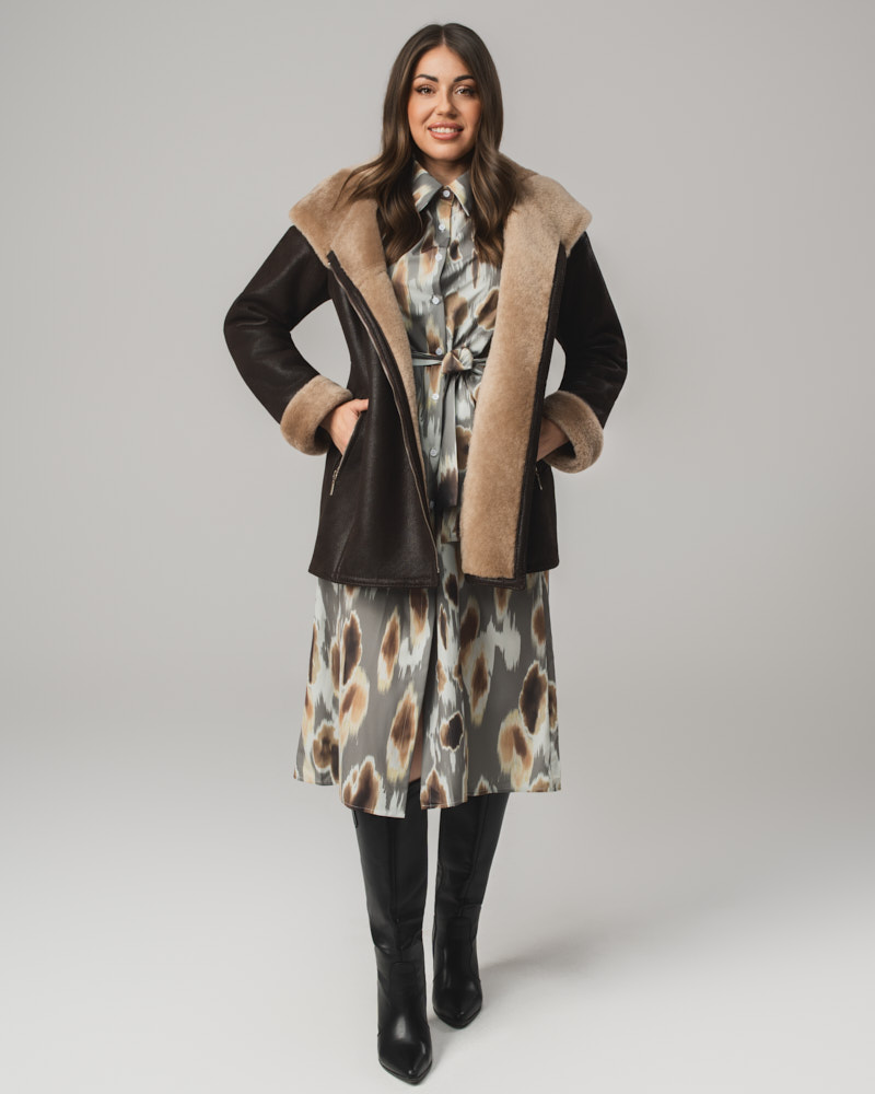 Brązowy kożuch damski z naturalnej skóry z kapturem i jasnym futrem