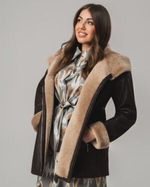 Brązowy kożuch damski z naturalnej skóry z kapturem i jasnym futrem