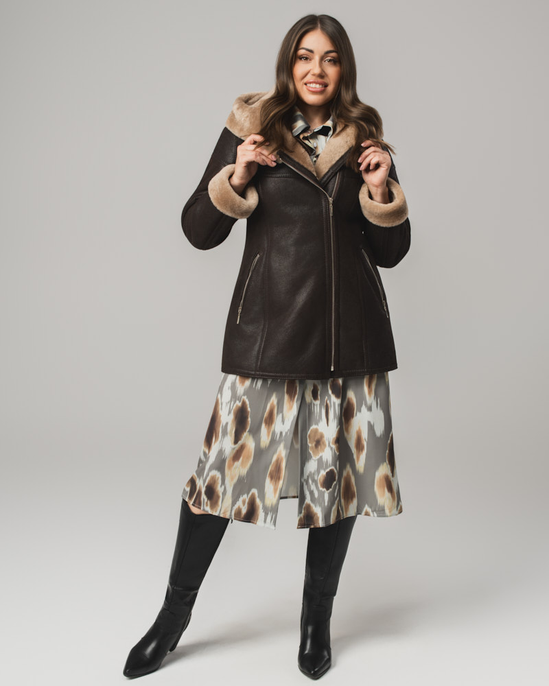 Brązowy kożuch damski z naturalnej skóry z kapturem i jasnym futrem