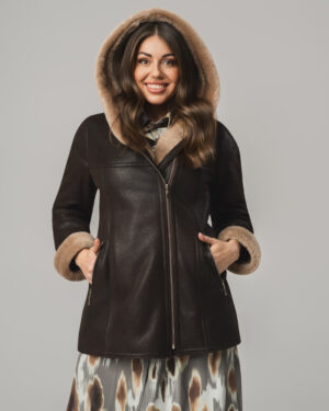 Brązowy kożuch damski z naturalnej skóry z kapturem i jasnym futrem