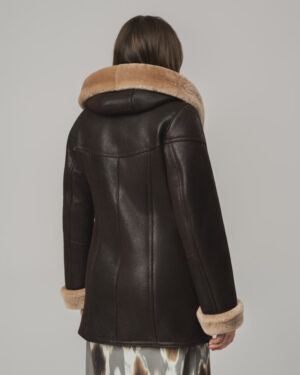 Brązowy kożuch damski z naturalnej skóry z kapturem i jasnym futrem