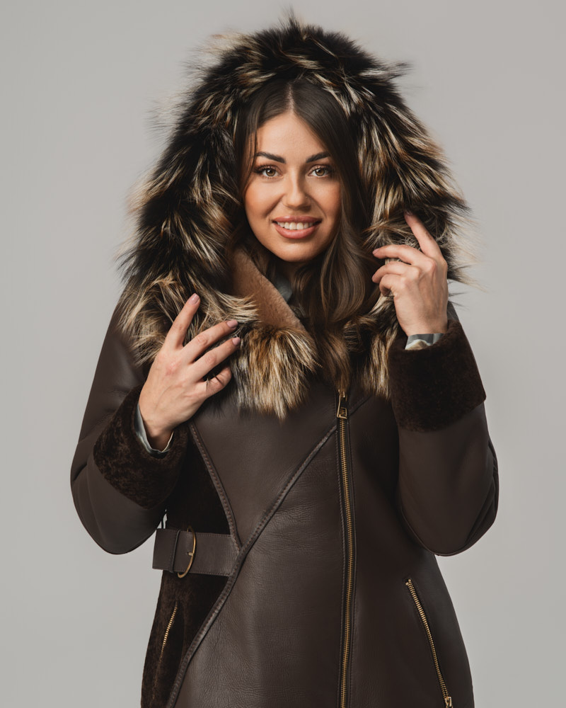 Brązowy kożuch damski z futrem i asymetrycznym zamkiem – kożuszek naturalny