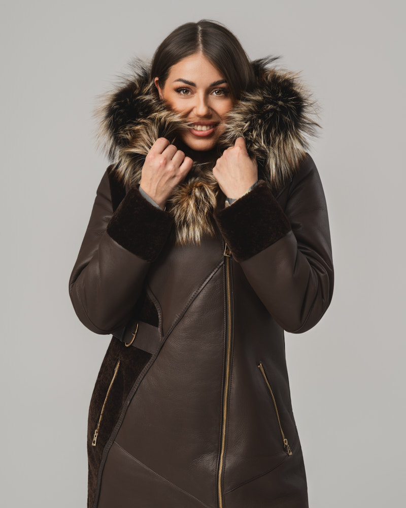 Brązowy kożuch damski z futrem i asymetrycznym zamkiem – kożuszek naturalny