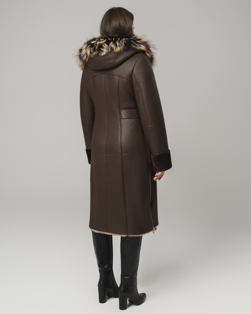 Brązowy kożuch damski z futrem i asymetrycznym zamkiem – kożuszek naturalny