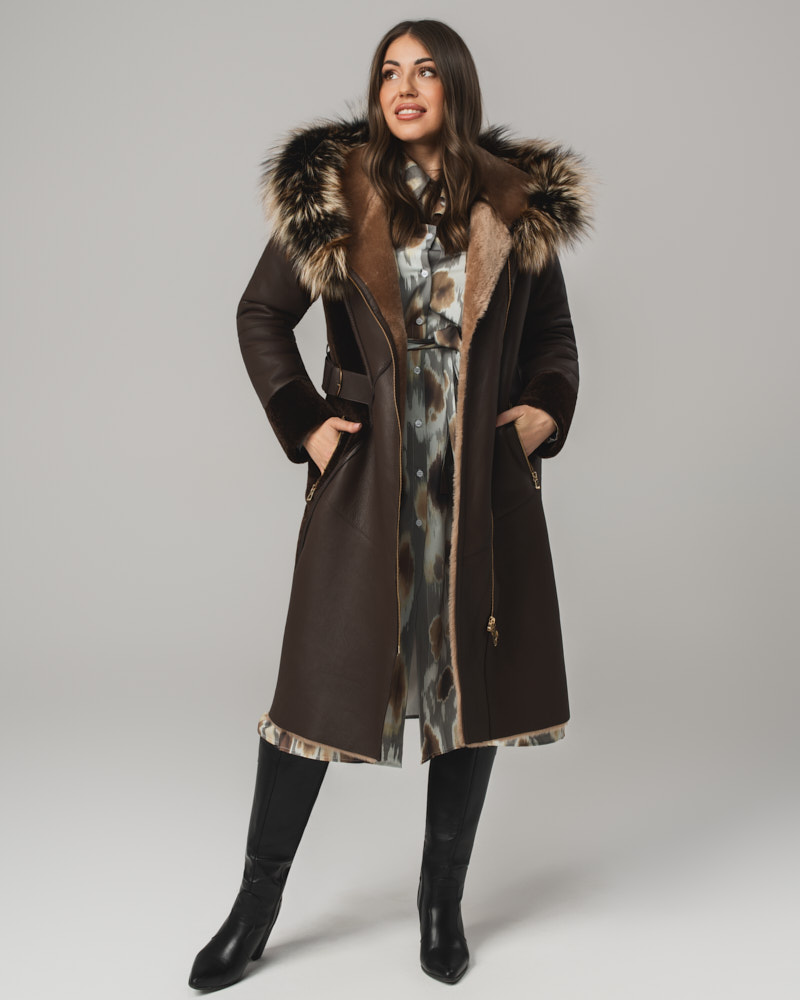 Brązowy kożuch damski z futrem i asymetrycznym zamkiem – kożuszek naturalny